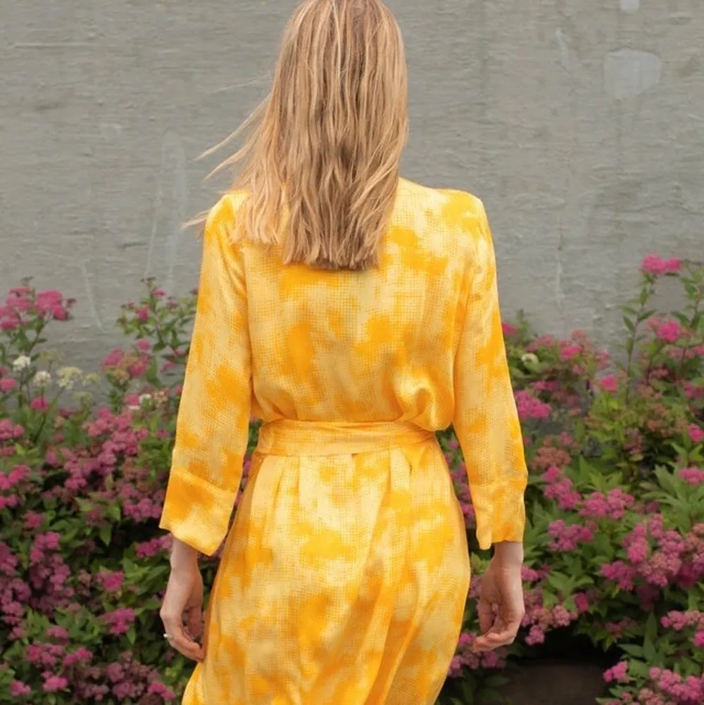 Orange/gul 2NDDAY wrapklänning. Midilång i storlek 36. Nypris 2100:-. Klänningar.