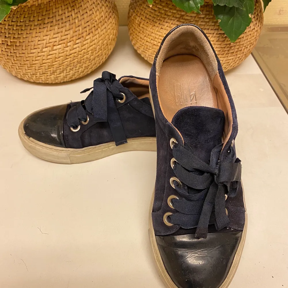 Så snygga marinblåa skor med knyte från Billi Bi. Nypris 1700💐🤗. Skor.