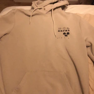 Beige hoodie, med tryck - Använd men i gott skick. Märket YOURTURN, köpt på zalando 