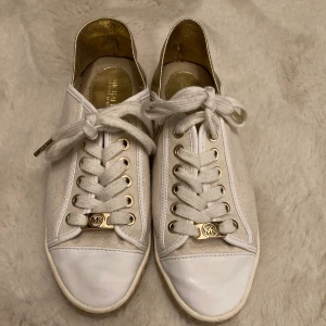 Michael Kors sneakers gympaskor - Väl bevarade beiga och vita Michael Kors sneakers, gympaskor. Strl 36. Frakt 66kr tillkommer!!