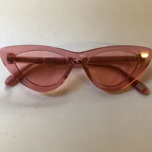 Chimi glasögon - Ett par chimi glasögon i färgen ”guava” dom är bra skick och inte några repor/tecken på användning. Skriv vid intresse eller frågor!