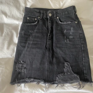 Jeanskjol - Säljer denna svarta jeanskjol, köpt på zara. Storlek XS