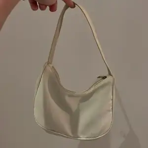 En vit väska, köpt förra sommaren, används fåtal gånger. 