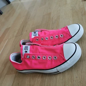 Coola rosa converse - Så fina knallrosa Converse utan snören. Köpta på loppis. Kolla mina övriga annonser. Har många skor ute just nu. 