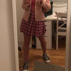 Rutig kjol  - Säljer min rutiga rosa kjol från HM. Köpte förra året. Köparen står för frakten❤️