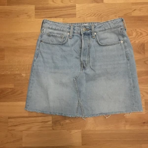 Jeanskjol - Säljer en jeanskjol i nyskick!                               Spårbar frakt: 66kr