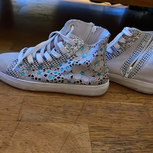 Skit snygga skor - Säljer dom skit snygga skor för att dom är för små! I storlek 36 men snyggt mönster❤️(dyrt märke och gamla)