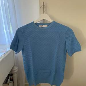 Jättefin stickad blå tshirt från Zara. Den är i jättefint skick. Köparen står för frakten på 52 kr 💕