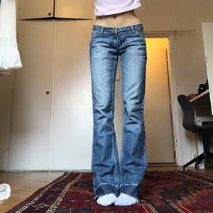Lågmidjade jeans från blend som jag har valt att sprätta upp vilket jag tycker är snyggast men sista bilden visar hur det ser ut om man vill sy upp och då blir Innerbenslängden 76cm❤️ || Midja 78cm och Innerben 84cm ||