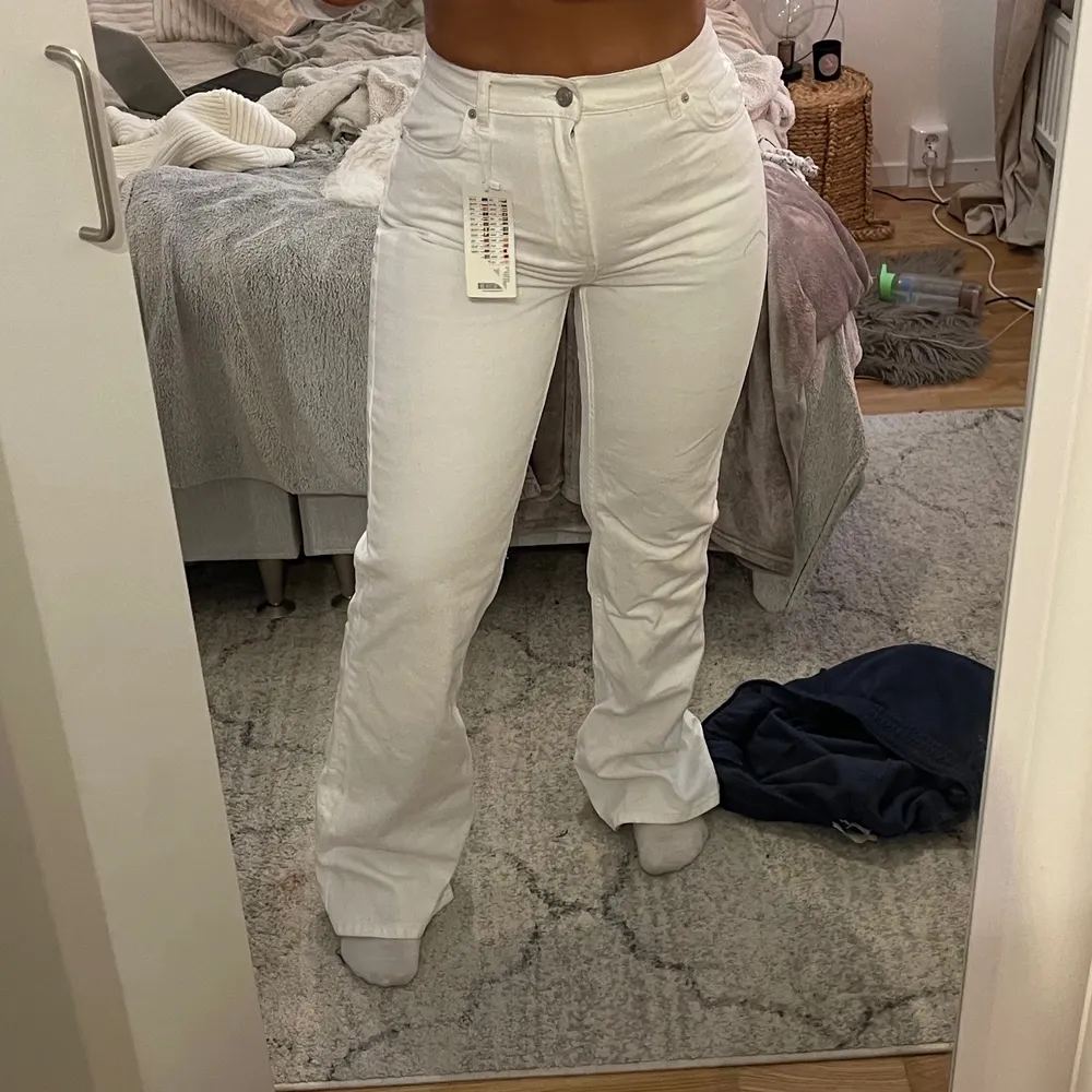 Vita långa jeans i storlek L. Skulle säga mer en M. Helt oanvända. Stretchiga och sitter perfekt! Jag är 165 och dom e långa. Jeans & Byxor.