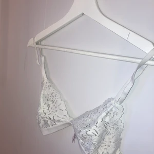 Spets top/bh  - Spets bh , okänt märke i size S. Normal i storlek , jag skickar inga bilder med den på. 85kr och då är frakten inkluderad med frimärke. Står inte för postens slarv eller bedrägeri från köpare , därav filmar jag alltid vid posten. Vill du ja spårbar frakt så står du själv för den :)   Den är seamless, altså bara spets , inga inlägg 