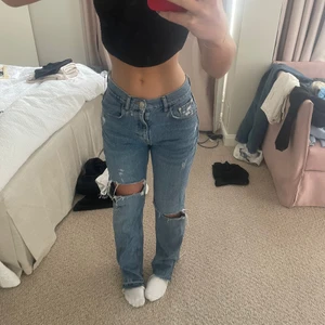 Pull and bear jeans  - Sååå snygga och använda 2 ggr!!❤️❤️❤️ Står 38 men har 36 och dessa passar bra så skulle säga de är 36. Är 170 lång