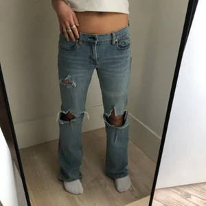 Jeans med hål - Balla lågmidjade jeans med hål! Kontakta mig gärna vid frågor, frakt ingår i priset💕