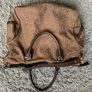 Brun väska med guld detaljer - Supersnygg brun väska!