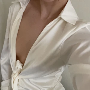 Klänning med knytdetalj fram - Klänningen är i storlek xxs men ganska stor i storleken. Klänningen har aldrig använts. Märket är XLE the Label och den är köpt på NA-KD. 