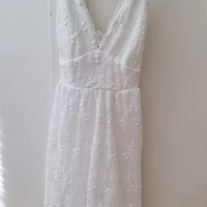 Vit söt klänning  - Säljer den då den inte satt så som jag hoppades den skulle göra,endast testad. Strl M