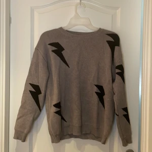 En mjuk tjocktröja i storlek S/M❤️👚 - Nypris 99💞Tjocktröjan har en mjuk och len känsla. Den är jätte fin till sommar kvällar tex. Jag säljer denna fina tjocktröja eftersom den aldrig kommer till användning längre❤️❤️ 