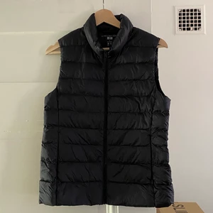 Uniqlo dunväst, strl. S - Dunväst från uniqlo som bara hänger! Go att ha nu till våren :-)) köpare står för frakt.