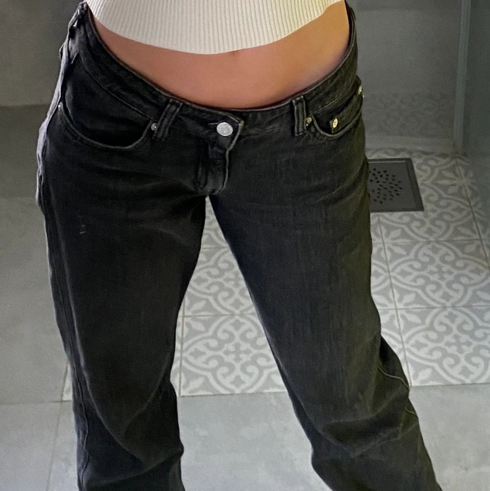 Svarta lågmidjade jeans från weekday, modellen arrow. Slutsålda . Jeans & Byxor.