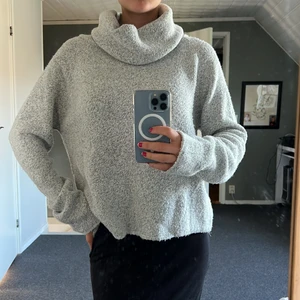 Grå stickad polotröja - Säljer denna supermysiga gråa stickade polotröjan🤩  Står tyvärr ingen storlek men skulle säga att det är mellan Strl XS-S🥰