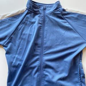 Blå zip-up tröja, aldrig använd från bikbok 💙 