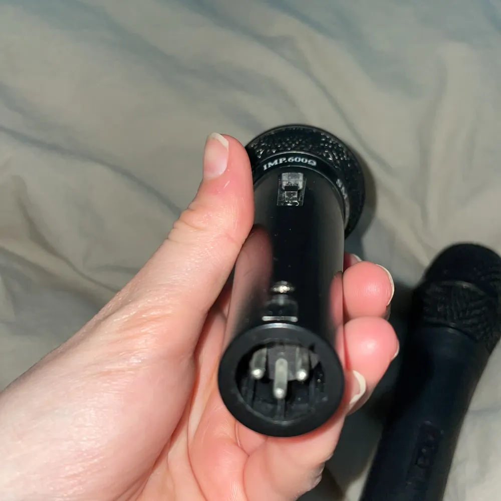 Mikrofon 1: Nyprs kanske 1000kr sĂ€ljer för 500kr, den gĂ„r pĂ„ 9V batterier. Mikrofon 2: Nypris kanske 1300kr sĂ€ljer för 500kr, mĂ„ste ha slad dĂ„ jag inte hittar men gĂ„r att köpa till i nĂ„gon musik afĂ€râ€ïž har Ă€ven en högtalare till mikrofonerna men den behövs fixa för att den piper nĂ€r man kopplar pĂ„ den men kan tĂ€nka mig att sĂ€lja den för 1500krđ„° om man vill köpa bĂ„da mikrofonerna och högtalaren sĂ„ blir det 2100kr istĂ€llet för 2500krđ„șđ„°â€ïž mötas upp nĂ„gonstans i sthm. Asusteet.