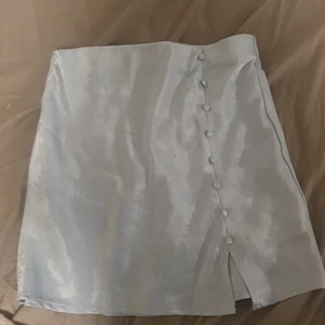 Kjol - Jätte fin blå kjol från bikbok! 💙💙                                             Köpte förra sommaren och den är sparsamt använd så är som i nyskick. Säljer pga att den tyvärr inte passar mig längre. 🤍                                                                  Kan mötas upp i närheten av falun eller skickas. Tveka inte att skriva vid frågor!                                              Öppen för byten och pris kan diskuteras❤