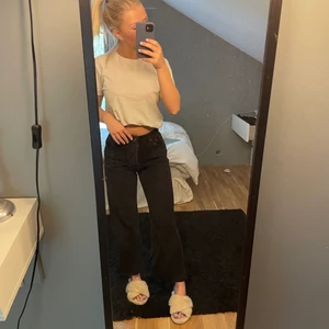Jeans från Zara - Storlek 36, knappt använda. Jeans som går till ankel. 