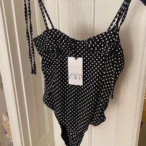 Prickig baddräkt  - Baddräkt/ body/ topp ifrån Zara. Funkar utmärkt att ha som en topp också. Helt ny, endast testad. Dragkedjan är dock sönder därav priset. Går att sy.🖤