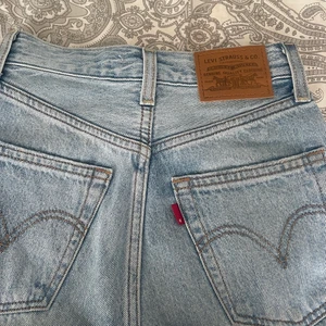 Levi’s jeans - skitsnygga straight leg jeans från levis i modellen ribcage straight ankle, storlek W23 L29, vilket motsvarar xxs/xs. Väldigt fint skick