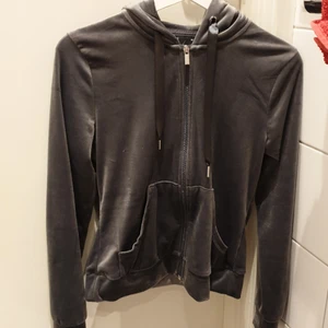 Grått Gina Tricot sett  - Säljer ett Gina tricot sett i färgen grå, det ser inte ut som det på bilderde men setet  är grått. Använd 3 till 5 gånger. I byxorna är det stoleken xxs och i tröjan är det xs.