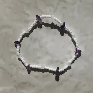 Handgjort elastiskt armband med äkta ametist 💜 betalning via swish 🌸