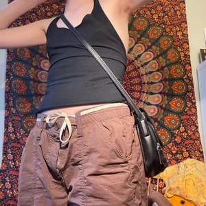 Svart sidoväska  - Säljer min svarta sidovöska eftersom att jag har för många! Köpt secondhand men är i bra kvalitet. Rymlig med många fack. <3