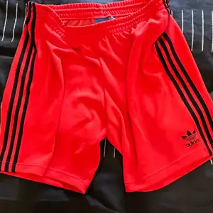 Röda Adidas shorts i xl Sällan använt dem,så är som nya. Fickor på sidorna och en vänster bak