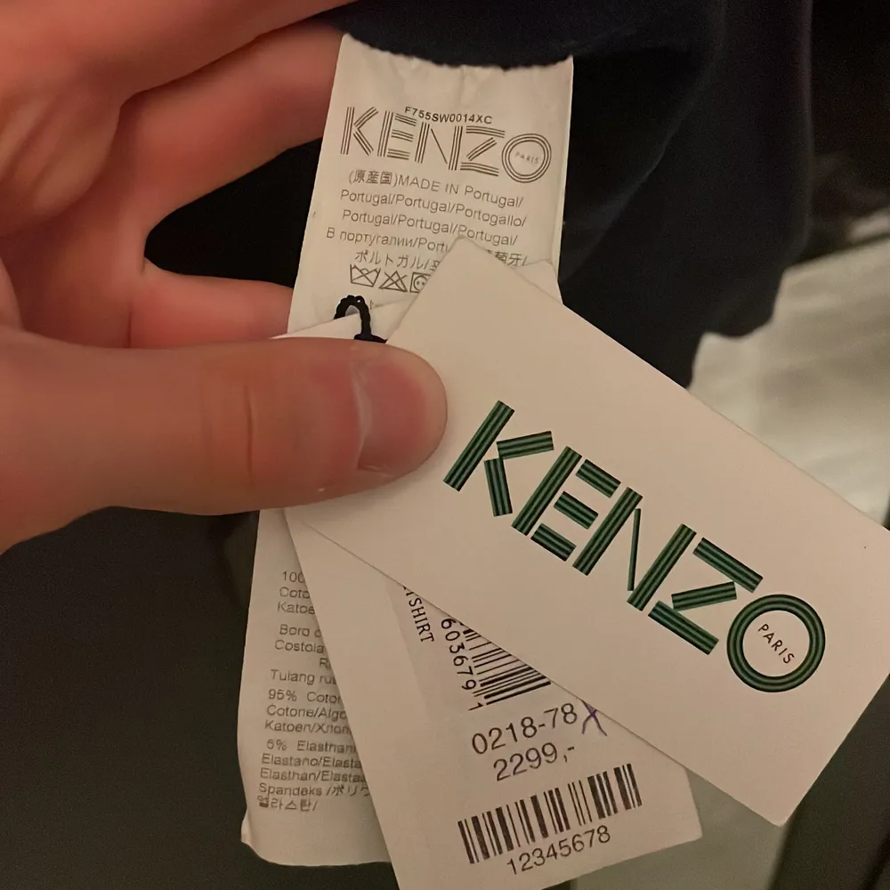 Kenzo sweatshirt i storlek S passar även M. Knappt använd medföljer originalkvitto med på 2,299 släpet den väldigt billigt vidd snabb affär. Intresse av fler bilder eller frågor hör av er. . Tröjor & Koftor.