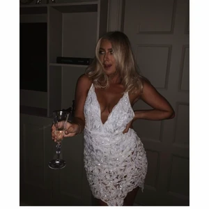 Vit klänning - Precis samma klänning som Hanna Friberg bär på den första bilden (hon har dock klippt av fransarna på sin) (lånad bild av Hanna Fribergs blogg) Klänningen är mer vit än vad min kamera bild ger, och den glittrar så himla fint. Oanvänd. Nypris: 1299kr