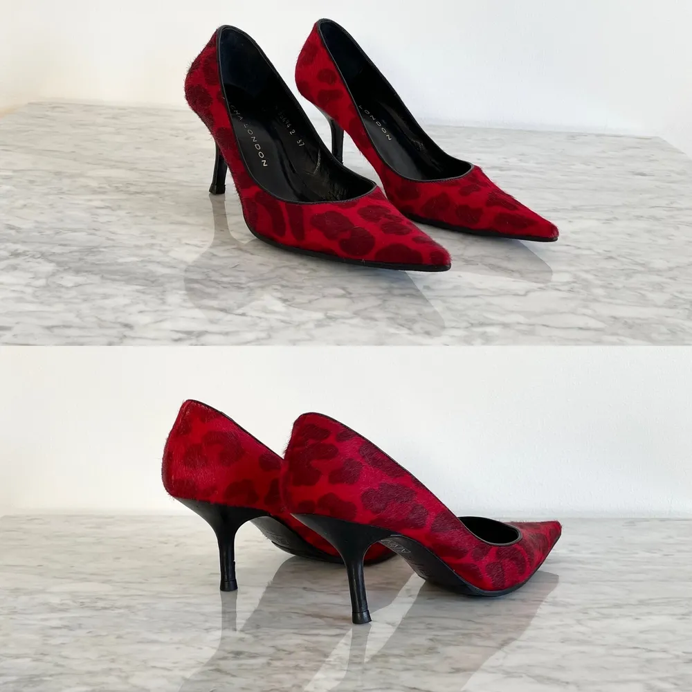 Sacha London leather pointed toe high heel pumps shoes in red size 37 Elegant shoes with pointy toe. High heeled. Animal print and hair texture. Very light signs of wear (a bit of scratched surface on the back of one shoe, but nothing major). Second hand (cleaned) Label: 37. Fit best 37. Checked by me who usually wears size 38 and the model who wears size 36. They are small on me and slightly big on the model. Might fit someone with size 36,5, heels: ca 7 cm Label: real leather inside and out. Skor.