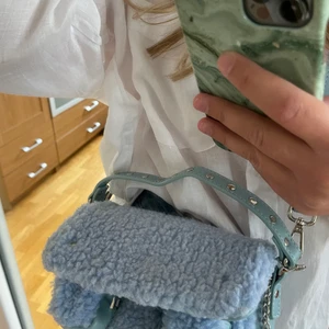 Nunoo väska  - Säljer min fina nunoo väska då jag tyvärr råkade köpa fel modell. Väskan är ca 1 månad och använd endast 1 gång. Köpte för 900kr, säljer 450kr 💙 hör av er om ni vill ha fler bilder. 