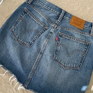 Levis kjol - Jeanskjol från Levis. För liten tyvärr. Knappt använd❤️ Nypris 700kr Säljer för 300kr
