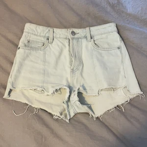 Shorts - Riktigt sköna jeansshorts som tyvärr har blivit för små. Har du funderingar är det bara att kontakta mig☺️