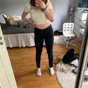 Svarta skinnyjeans - Fint skick, en liten prick på ena benet 