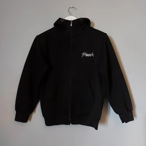 Peak performance zip-hoddie strl 165 - Hej, säljer nu en peak performance zip-hoddie i storlek 164. Hoddien är alldeles för liten för mig men fick den utav min vän, och tyvärr kan jag inte använda den. Vet inte när den inköptes eller hur gammal den är, men skicket e bra, enbart dragkedjan som kan vara något trög men inget som gör något. Gillar modellen sjukt mycket o önskade att jag kunde behålla den själv. Mitt pris är 200 kr där frakten ingår I priset. ( Frakten ligger på ca 100 kr ) priset går att diskutera 😊