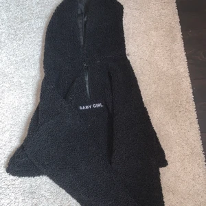 Teddy hoodie strl S - Hoodie ifrån Shein. Den är skön, men ganska tunn i materialet. Den går även att spänna i midjan så att den blir tajtare. Den är aldrig använd så helt i nyskick.