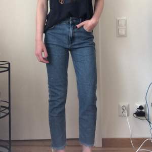 Jeans från bershka. Mid-waist och lite slitningar längst ned. I gott skick. I storlek 38 men passar mer som en 36. 