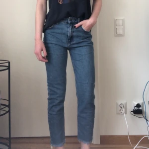 Jeans bershka  - Jeans från bershka. Mid-waist och lite slitningar längst ned. I gott skick. I storlek 38 men passar mer som en 36. 