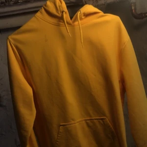 Gul hoodie  - Från carlings👌🏻 frakt tillkommer ❤️