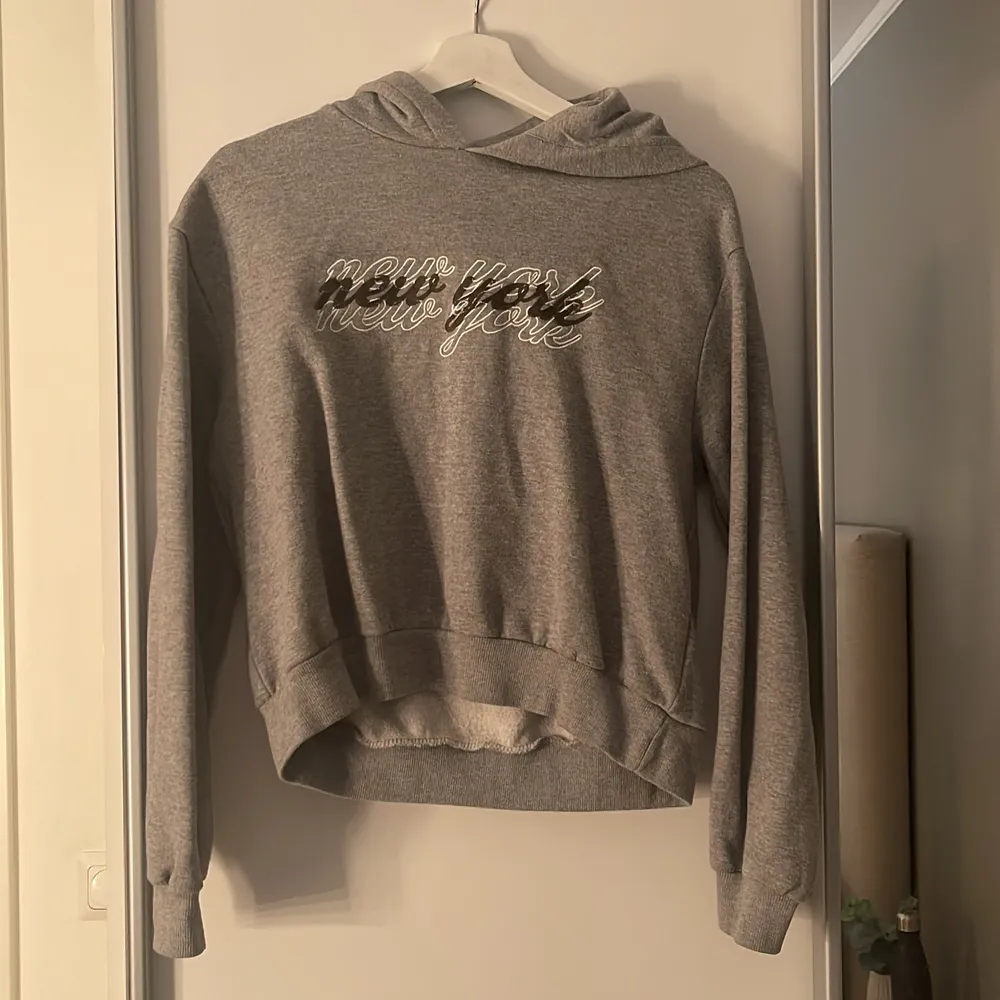 Jätte jätte snygg hoodie från Pull and Bear. Dock förliten för mig vilket är synd och de är även orsaken till att jag säljer denna fina hoodie. Använt några få gånger innan jag växte ur den men skulle säga att den är i extremt bra sick!!. Hoodies.