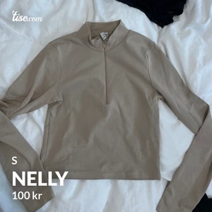 Topp med dragkedja  - Beige topp från Nelly Bilden är från min egna tise (@vr123)
