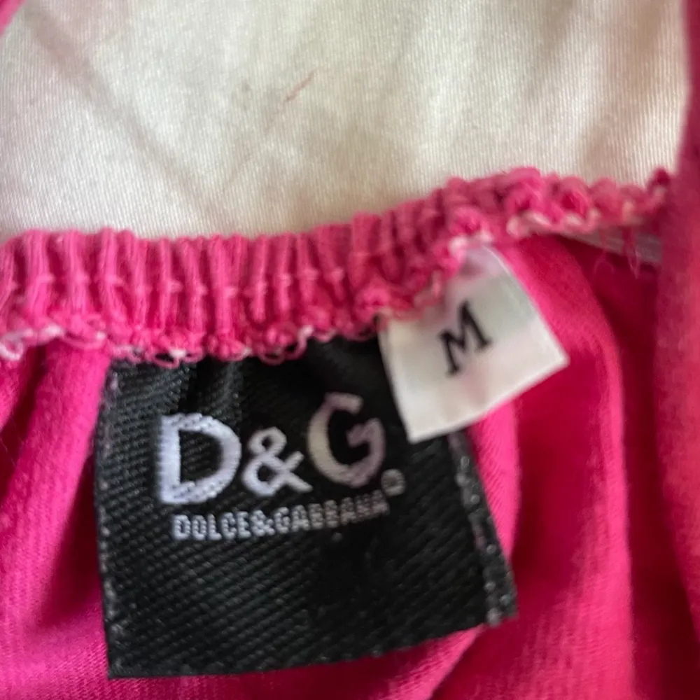 Skitsnyggt D&G linne med halterneck knytning. Står storlek M men skulle säga att det passar en S/XS lika bra. Det är bra skick men tecken på användning.  Står avslutat budgivningen men säljs fortfarande pga oseriös köpare!!. Toppar.