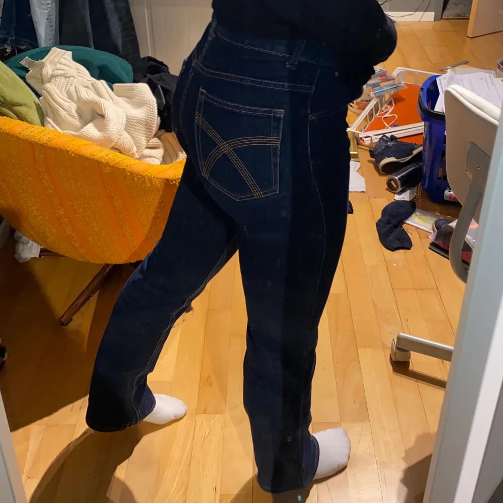 Stretchiga mörkblåa flared jeans i storlek 38. Inga defekter eller tecken på slitage. De är väldigt bekväma och följer kroppens former fint. Har även fina detaljer på bakfickorna. Säljer då de inte är min vibe längre 😋 Ursäkta det stökiga rummet. Jeans & Byxor.